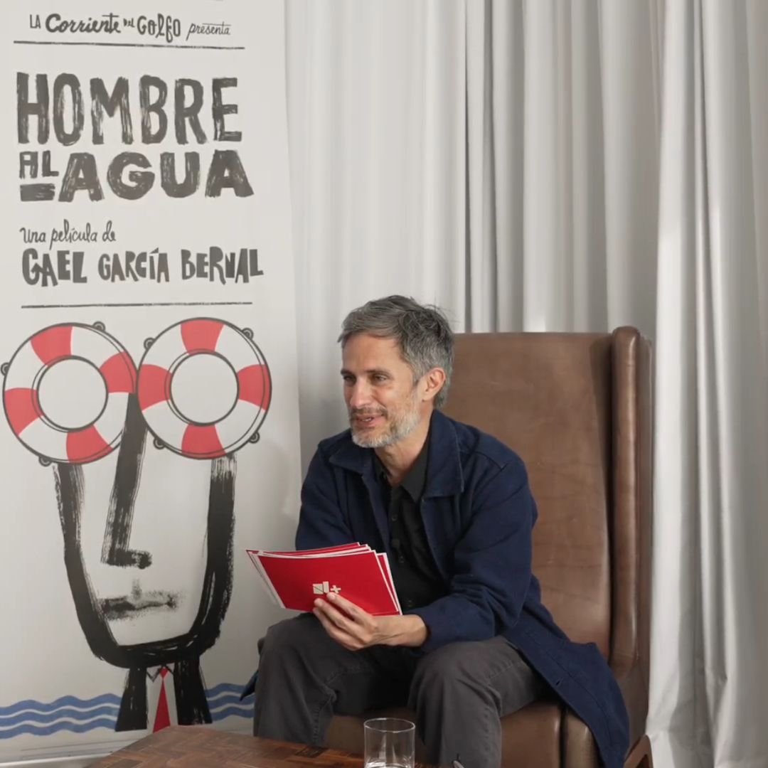 Gael García Bernal a su paso por la alfombra roja de la película "Hombre al agua". Foto: N+